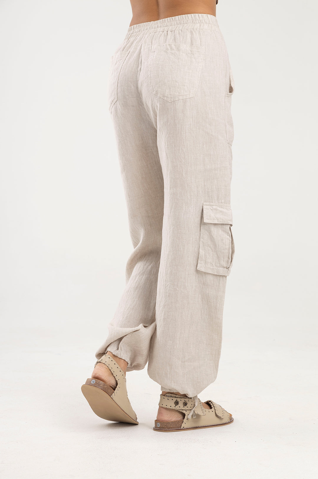 Pantalón beige tipo cargo en lino Wild