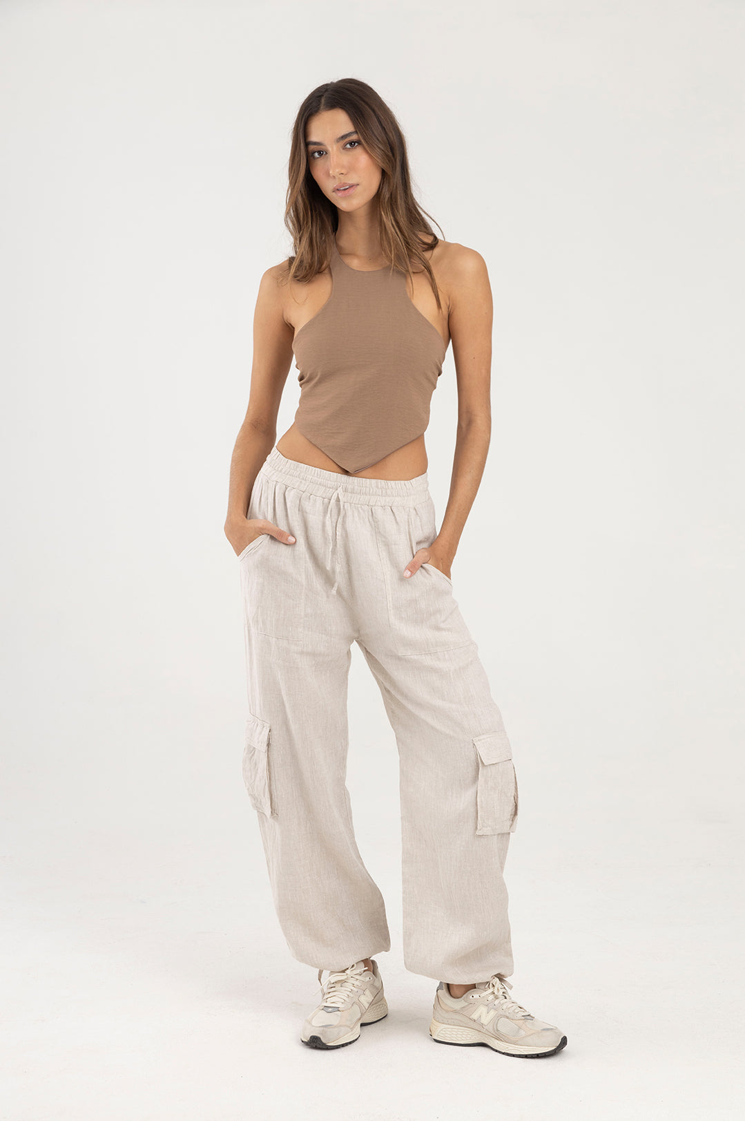 Pantalón beige tipo cargo en lino Wild